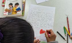 Laçin'de öğrenciler annelerine mektup yazarak kitap okumalarını istedi