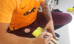 Muslera'dan Galatasaraylı taraftarlara imzalı eldiven