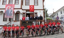 Samsun'dan Ankara'ya bayrak ve toprak taşıyan bisikletliler Havza'yı geçti