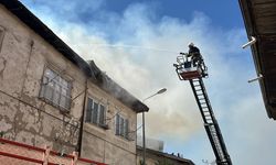 Tokat'ta 2 katlı ahşap evin çatısında çıkan yangın söndürüldü