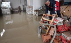 Zile'de sağanak sonrası su basan bodrum katları belediye ekiplerince temizlendi