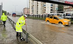 Karadeniz sahil yolunda yoğun yağışın ardından su birikintisi oluştu