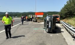 Anadolu Otoyolu'nda devrilen otomobildeki anne ve oğlu yaralandı