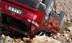 Artvin'de otomobilin dere yatağına yuvarlandığı kazada 4 kişi yaralandı