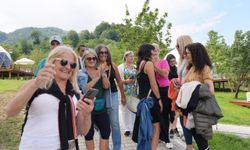 Güney Amerikalı turistler, Düzce'de Aydınpınar Şelalesi Tabiat Parkı'nı gezdi