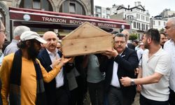 Trabzon Büyükşehir Belediye Başkanı Ahmet Metin Genç, Gazeteci Ali Savaş’a Son Görevini Yerine Getirdi