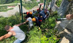 Rize'de ilkel teleferiğe çay yüklediği sırada akıma kapılan kişi yaralandı