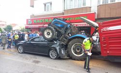 Tokat’ta freni boşalan traktör ışıklarda bekleyen otomobilin üzerine çıktı, 1 kişi yaralandı