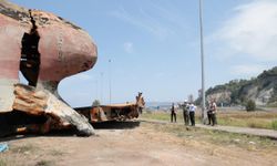 Zonguldak Valisi Hacıbektaşoğlu, batan yük gemisinin enkazından çıkarılan parçalarda yapılan çalışmaları inceledi