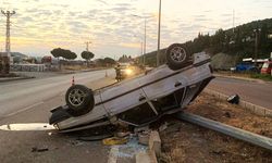 Amasya'da aydınlatma direğine çarpan otomobildeki 4 kişi yaralandı