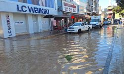 Bafra'da su borusu patladı, yol su altında kaldı