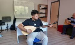 Bolu'da genci yaşlısı bağlama çalmayı öğreniyor