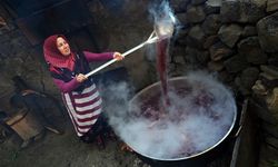 Karadeniz'e özgü kokulu üzümden tatlı ve ekşi pekmez üretiliyor