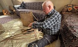 70 yıldır fındık dallarından sepet örerek dede mesleğini yaşatıyor