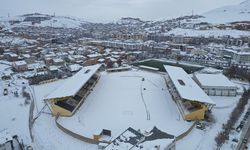 Bayburt Genç Osman Stadyumu'ndaki bir metrelik kar temizlendi