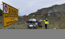 GÜNCELLEME - Zonguldak'ta trenin çarptığı hafif ticari araçtaki 1 kişi öldü, 1 kişi yaralandı