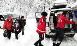 Samsun'da UMKE ekibi, yolu kardan kapanan mahalledeki hasta için seferber oldu