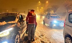 Erzurum'da Türk Kızılay’dan yolda kalanlara ikram