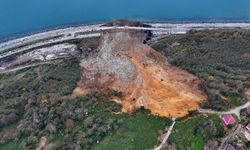 Artvin'de heyelan sonucu kapanan Karadeniz Sahil Yolu'nda çalışmalar devam ediyor