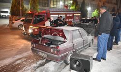 Boyabat'ta park halindeki otomobil, yangın sonucu hasar gördü