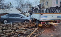 Çarşamba'da kamyonete çarpan otomobildeki 2 kişi yaralandı