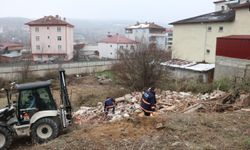 Havza Belediyesi ekipleri, güvenli olmadığı belirlenen metruk yapıyı yıktı