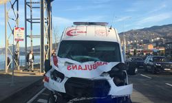 Trabzon'da ambulans ile 2 aracın karıştığı kazada 8 kişi yaralandı