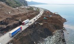 Karadeniz Sahil Yolu'nda kapalı şeritte heyelan temizliği