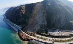 Heyelanın vurduğu Karadeniz Sahil Yolu'na 100 bin ton toprak akmış