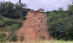 Çayeli’nde Heyelanlı yamaca riskli ‘kestirme patika’