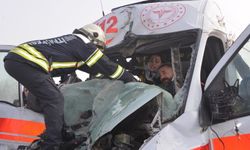 Erzurum’da Kaza ihbarına giden ambulans, TIR'a çarptı; 3 sağlık görevlisi yaralı