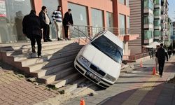 Çorum'da park halindeyken geri kayan otomobil binanın merdivenlerinde asılı kaldı