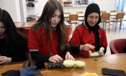 Lise öğrencileri yaptıkları bez bebekleri Şırnak'taki kütüphaneye gönderecek