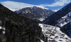 'Beyaz gelinliğini' giyen Ayder'de kar güzelliği