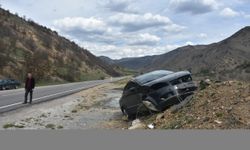 Gümüşhane'de toprak birikintisine çarpan otomobildeki 3 kişi yaralandı