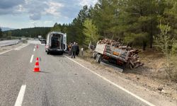 Karabük'te devrilen tomruk yüklü kamyondaki 2 kişi yaralandı