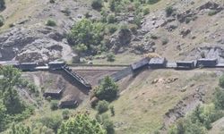Yük treni raydan çıktı! Seferler durduruldu