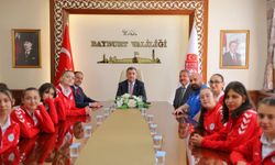 Şampiyona Yolcusu Bayburtlu Voleybolculara Moral Ziyareti