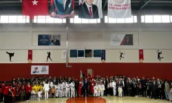 Hopa’da 19 Mayıs Coşkusu Spor Salonunu Doldurdu