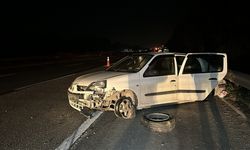 Anadolu Otoyolu'nda bariyere çarpan otomobildeki 4 kişi yaralandı