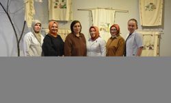 Annelerin yıllar önce bebeklerine hazırladığı eşyalar yeniden yorumlandı