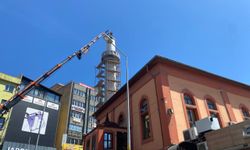 Asırlık caminin tehlike oluşturan minaresinin yıkımına başlandı