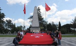 Bafra'da genç gönüllüler şehitliği ziyaret etti