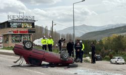 Bayburt'ta devrilen otomobildeki 4 kişi yaralandı