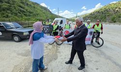 Bisikletlilerin Selanik'ten Samsun'a taşıdığı "Ata toprağı" Amasya'ya ulaştı