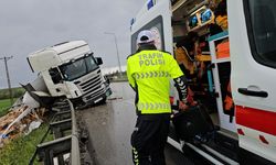 Çorum’da bariyere çarpan tırın sürücüsü yaralandı