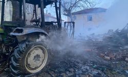 Düzce'de yangında 2 katlı ev, ahır ve traktör kullanılamaz hale geldi