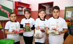 Evlerinden getirdikleri gıda atıklarını okulda gübreye çevirdiler