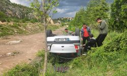 Karabük'te dere kenarına devrilen otomobildeki 5 kişi yaralandı
