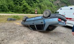 Karabük'te devrilen otomobildeki 2 kişi yaralandı